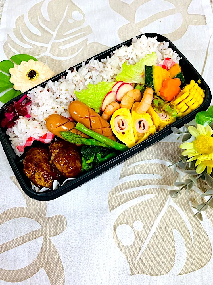 #お弁当   #部活男子お弁当。  今日のお弁当 デミハンバーグ、ウインナー、ほうれん草のバター炒め、玉子やき。雑穀米で。|yukaさん