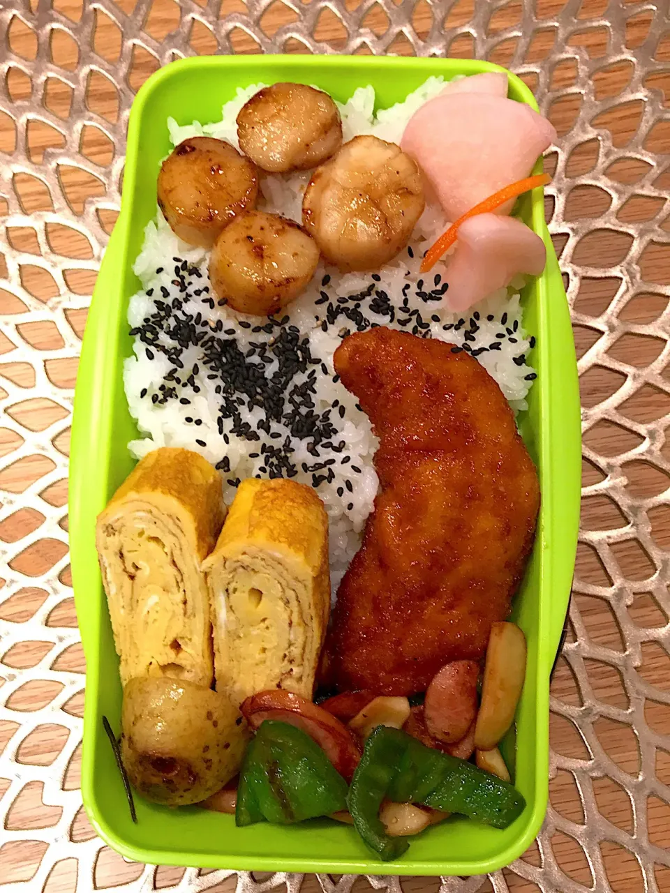 Snapdishの料理写真:2019.6.24 ホタテバター焼き弁当〜🍱😋|mari-pさん