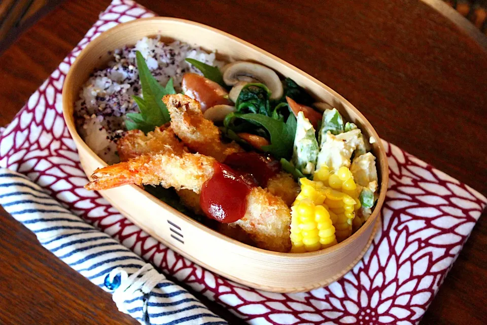 Snapdishの料理写真:エビフライ弁当🍤|よっすぃさん