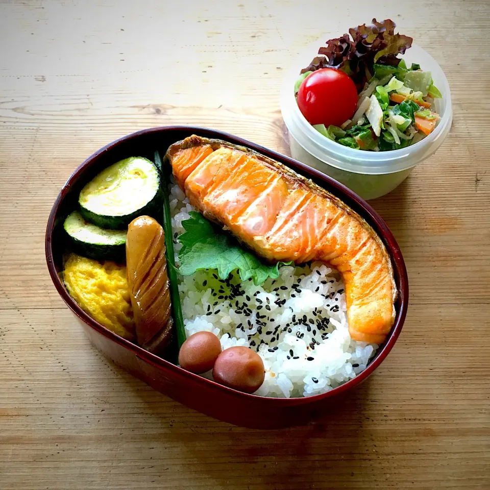 今日のお弁当‼︎ 24 June
 #お弁当  #弁当  #lunchbox  #お弁当の記録  #月曜日  #鮭弁当  #野菜たっぷり  #柴田慶信商店  #わっぱ弁当   #土鍋炊きごはん|Yoshinobu Nakagawaさん