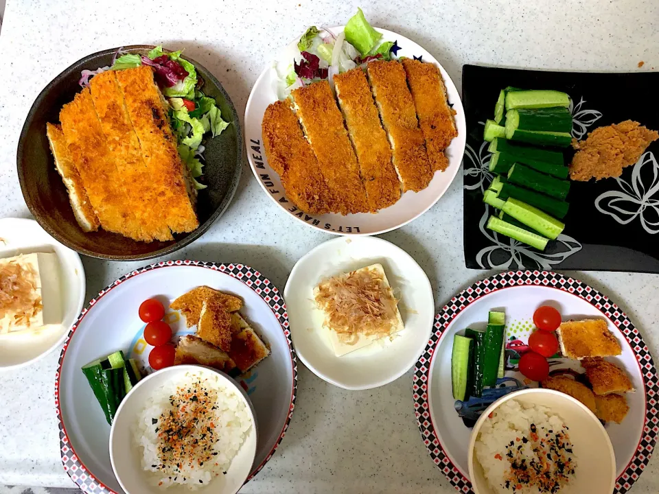 チキンカツと冷奴。
子どもご飯。|ともむうさん