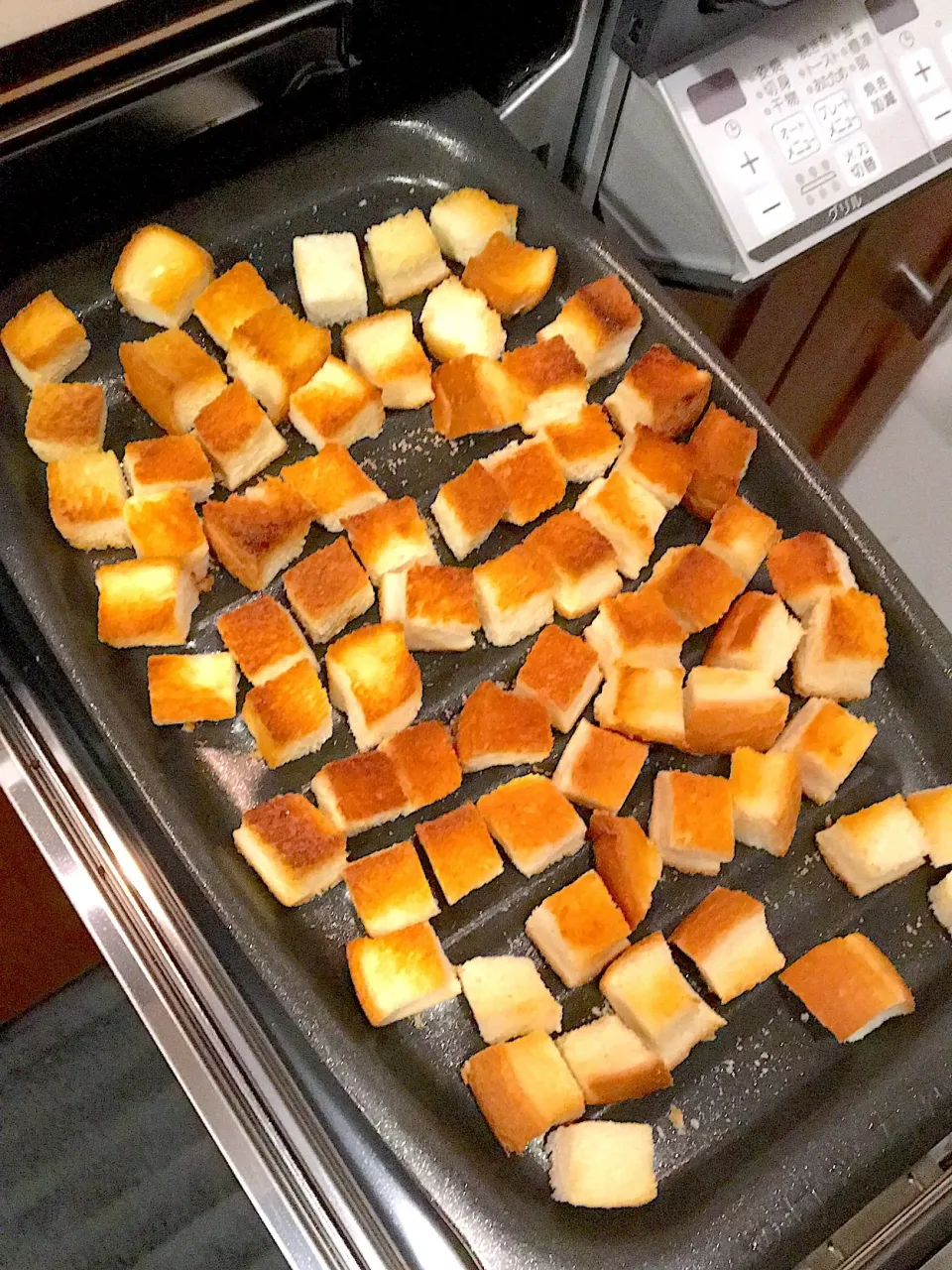 消費期限切れの食パンでクルトン作ってみた🍞
 #クルトン 
 #消費期限切れ 
 #食パンリメイク|ねえさんさん