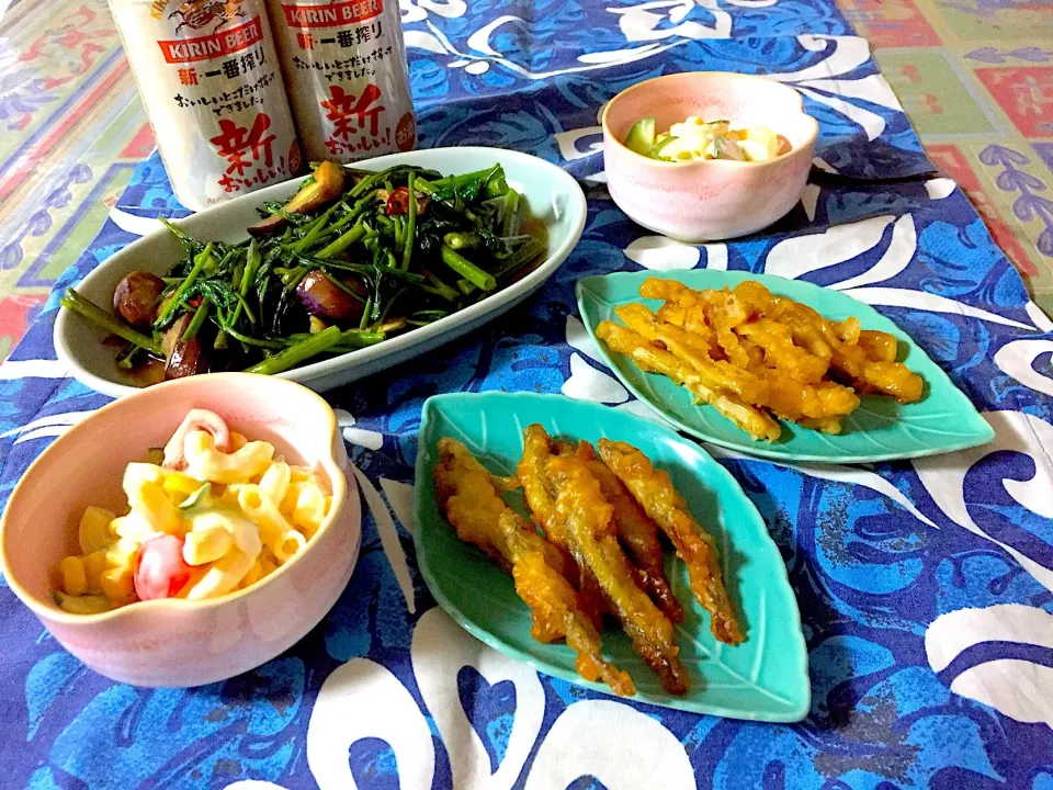 茄子と空芯菜炒め
マカロニサラダ
ごぼうの甘辛揚
わかさぎの唐揚げ
いただきまぁす🍻|Emiさん