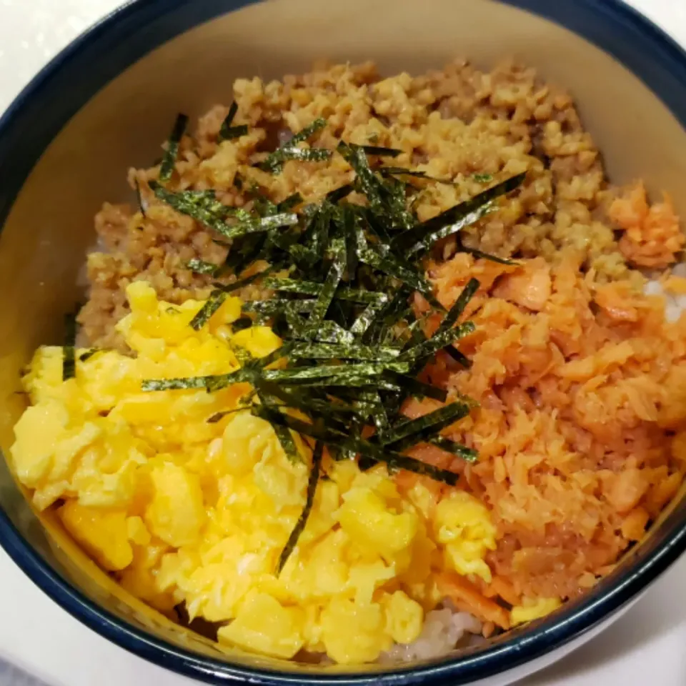 鶏そぼろ、炒り玉子、鮭フレークの三色丼|うるめさん