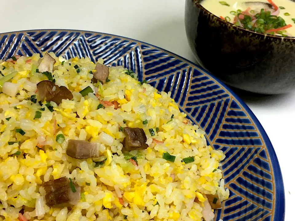 Snapdishの料理写真:残りごはんで炒飯とたまご消費の茶碗蒸しできた♪|まめりんさん