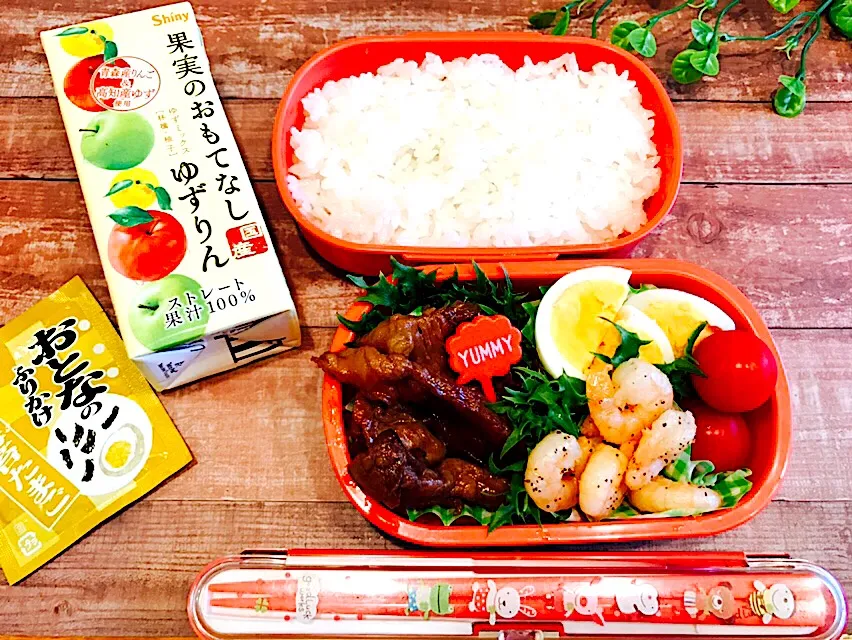 Snapdishの料理写真:JKお弁当
#焼肉
#ゆで卵
#海老の塩胡椒焼き
#とまと
#冷凍ジュース
#ゆずりん  柚子とりんご|いちごさん