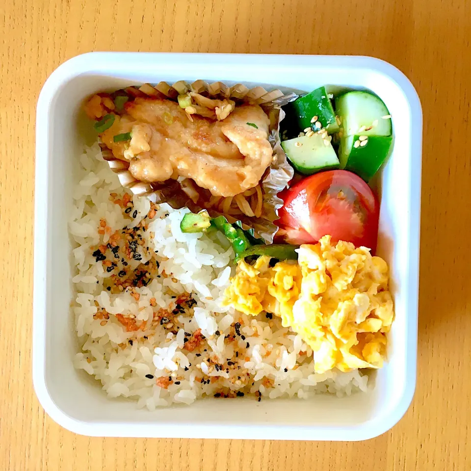 Snapdishの料理写真:今日の弁当！胸肉のさっぱりレモン照り焼き 卵 トマト 梅きゅう ピーマン|walnutさん