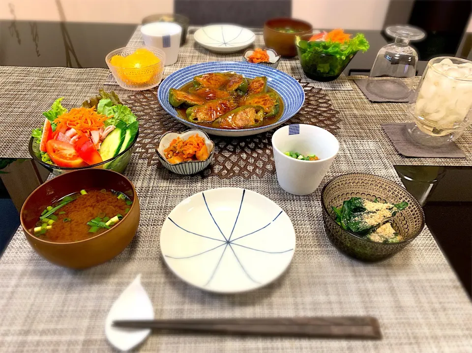 ピーマン肉詰め、ほうれん草お浸し、シジミのお味噌汁、サラダ、納豆、キムチ、オレンジ😊|ゆかさん