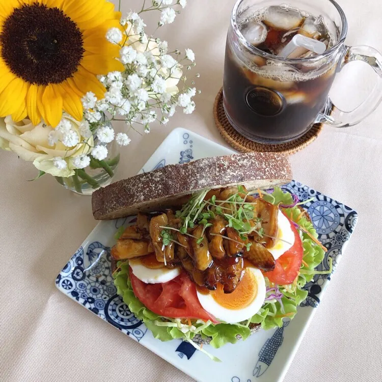 Snapdishの料理写真:6/25❤︎鶏皮焼き鳥&半熟たまごライ麦パンサンド🌱
#お昼ごはん #ランチ #おうちごはん #おうちカフェ #鶏皮焼き鳥 #半熟たまご #ライ麦パン #ライ麦サンド #自家製サンド|Makinsさん