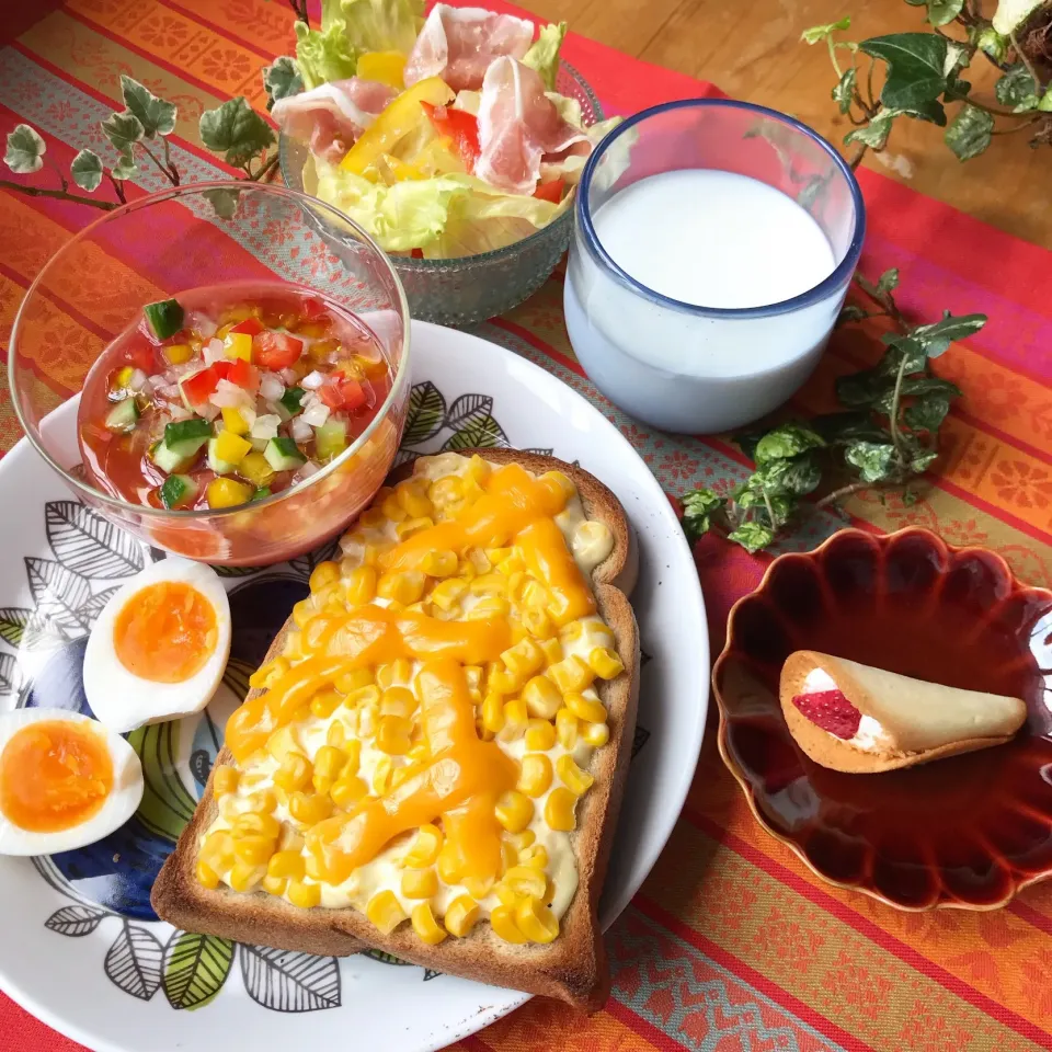 🍞今シーズンお初な トッピング野菜ザクザクのガスパチョと コーン🌽もりもりマヨコーントーストで お腹 はち切れそうなランチ🍴|Hollyさん