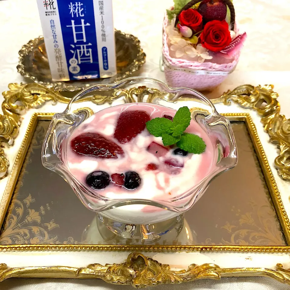 ストロベリー🍓ブルーベリー甘酒ヨーグルト🌺|henryさん