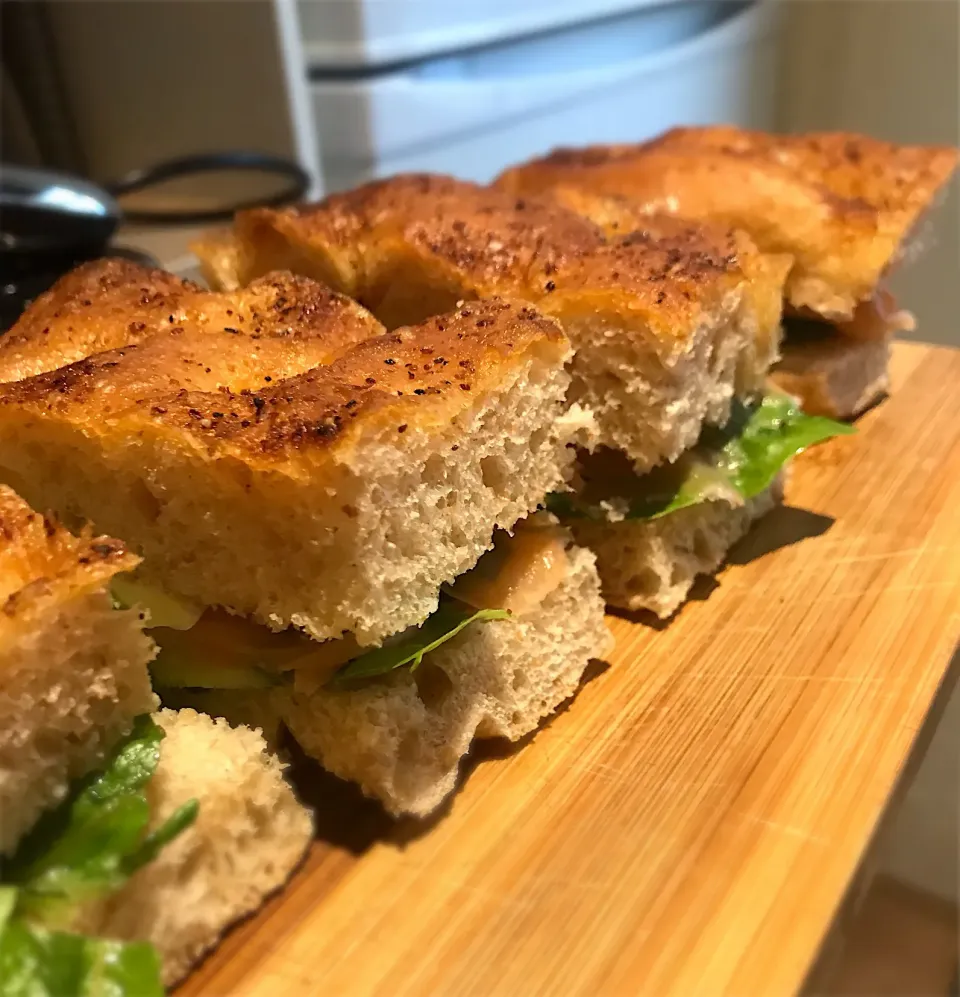 Snapdishの料理写真:フォカッチャでスモークサーモンとチーズのサンドイッチ🥪|YOさん