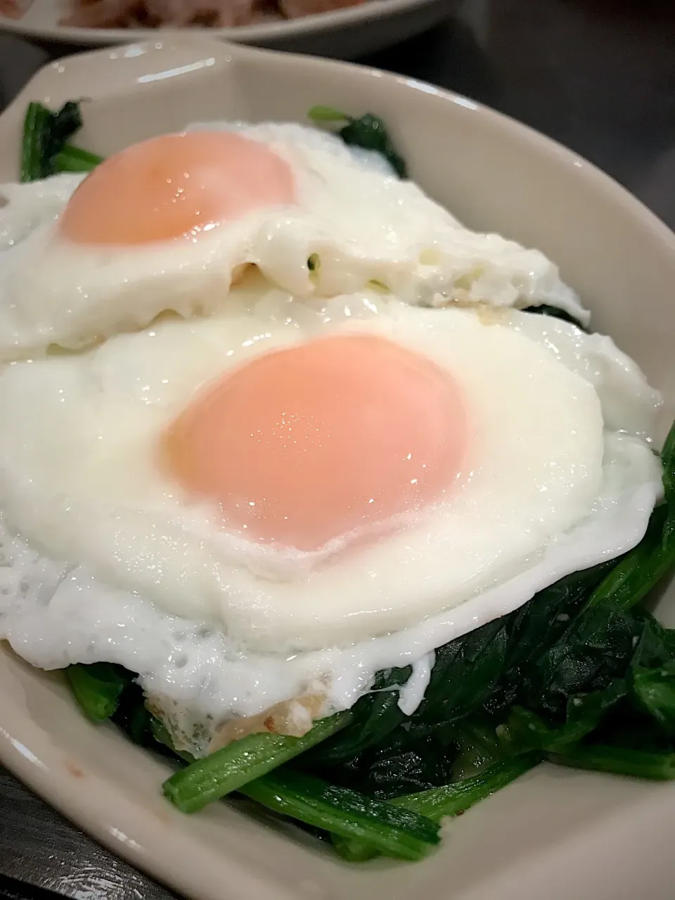 Snapdishの料理写真:ほうれん草のバター炒めに目玉焼きをダブルでトッピング！|Tomyさん