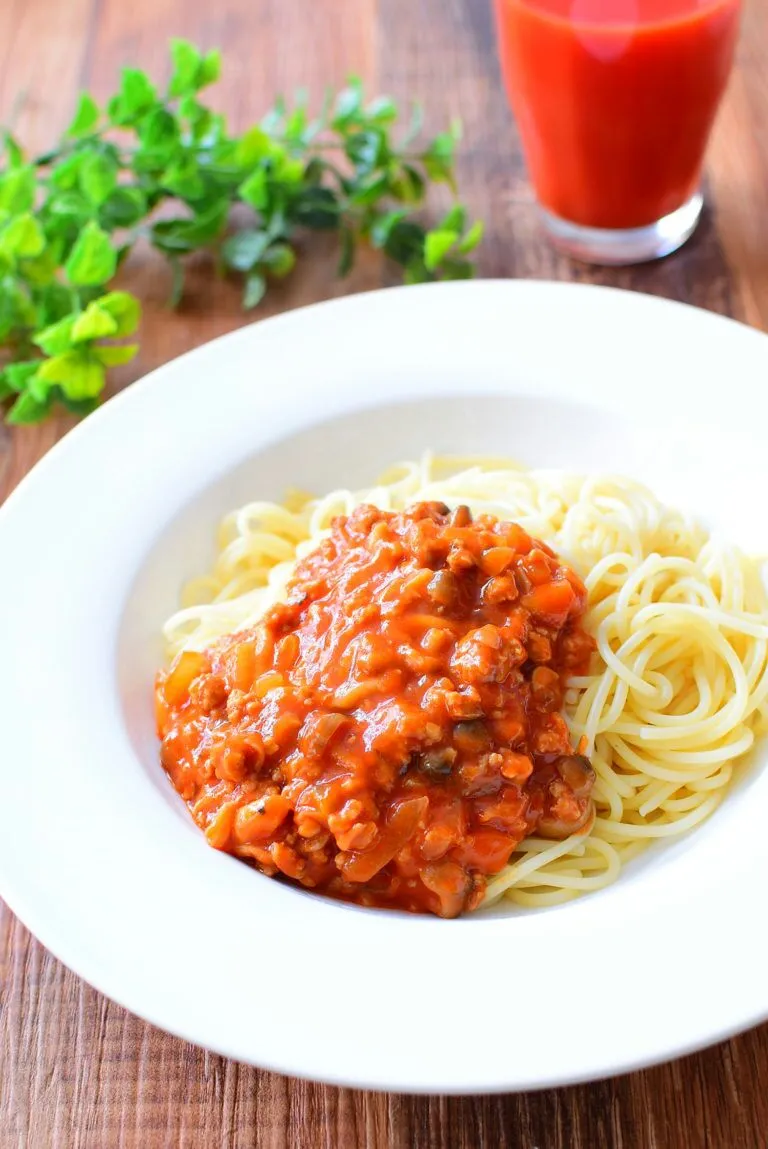 しめじ入り！トマトジュースで作る！ミートソーススパゲッティのレシピ|アマイモノ・クウ蔵さん