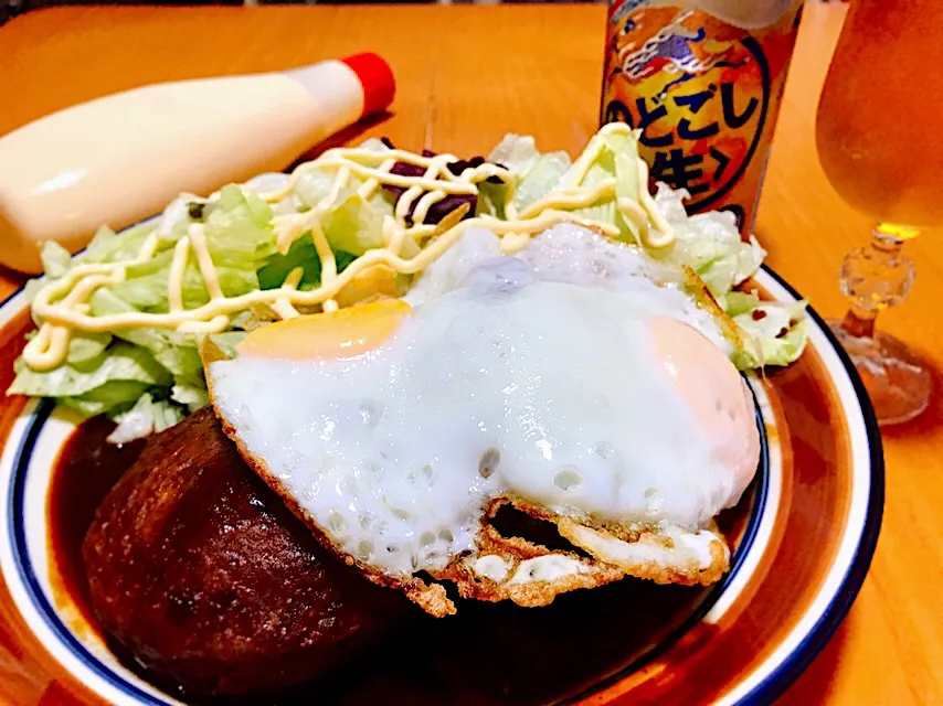 ファミマで買った、お母さん食堂のハンバーグとレタスサラダと卵で目玉焼き🍳とのどごし生で晩酌😁🍺|ジイジさん