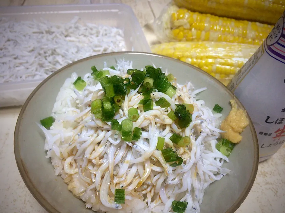 今日のテニス前男飯絆(*´∇`)ﾉ釜揚げしらすを頂きましたので、釜揚げしらすDon(￣▽￣;)ととうもろこし♬︎♡|ひーちゃんさん