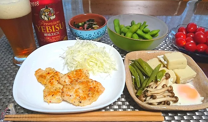 Snapdishの料理写真:鶏肉のカツレツ
高野豆腐の卵とじ
ワカメときゅうりの酢の物
枝豆・ピコトマト🍅🍺|bisenさん