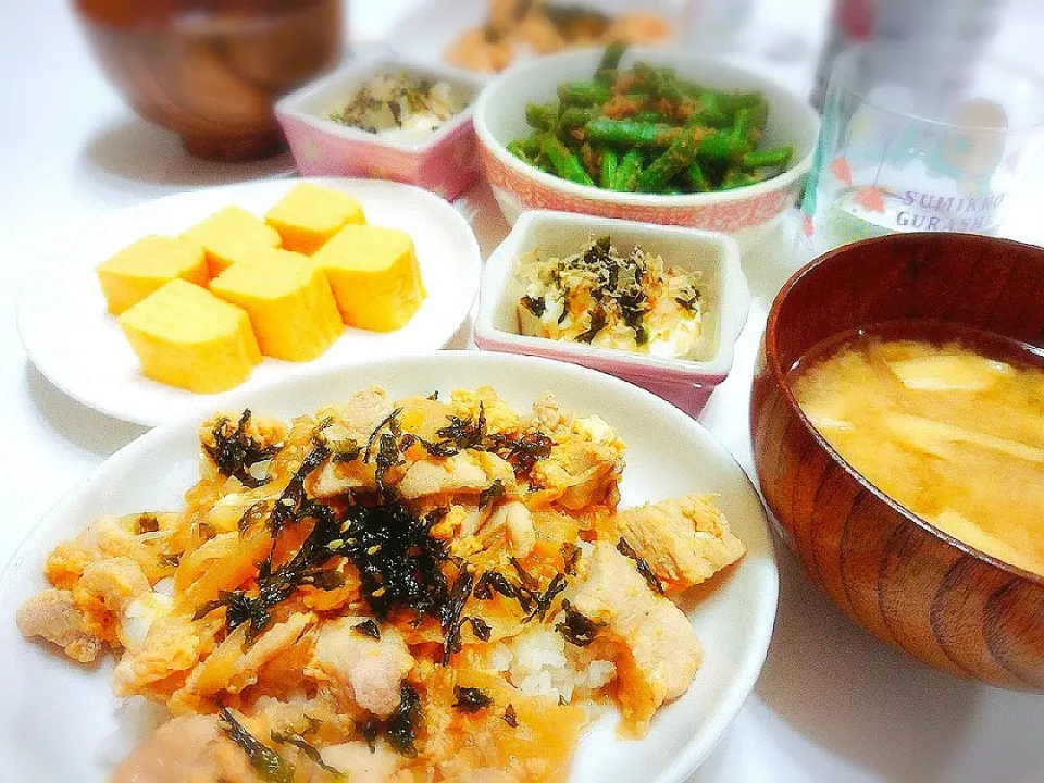 Snapdishの料理写真:夕食(^ー^)
親子丼
いんげんごま和え
厚焼き玉子
奴豆腐
お味噌汁(大根、油揚げ)|プリン☆さん