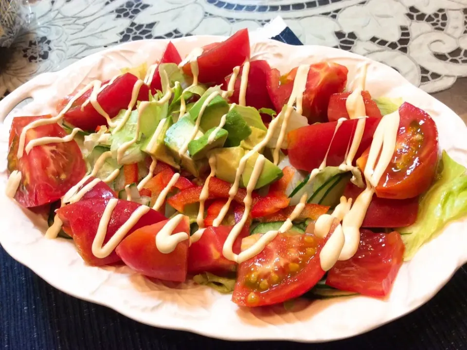 トマトと🍅アボカド🥑のサラダ🥗😋|アライさんさん