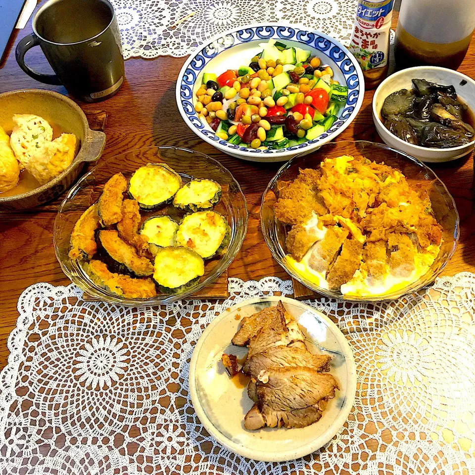 カツとかき揚げの玉子とじ、南瓜とズッキーニ
の天ぷら、豆腐とカニカマの巾着、
胡瓜とミニトマトとサラダ豆のサラダ|yakinasuさん