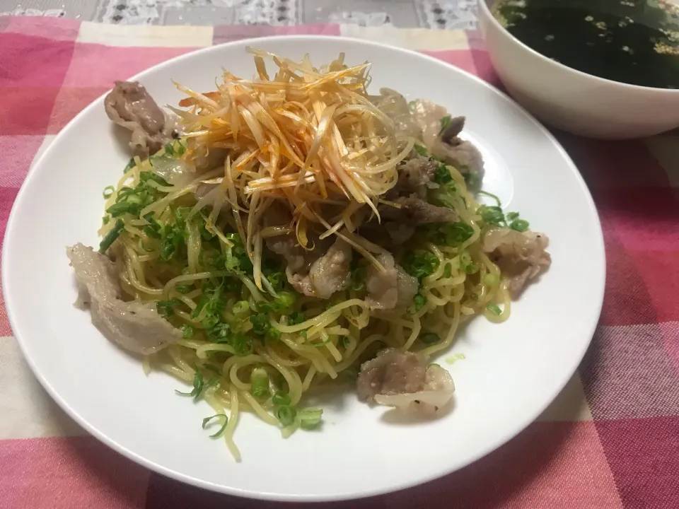 ピリ辛ねぎ塩焼きそば|ハルのただ飯さん