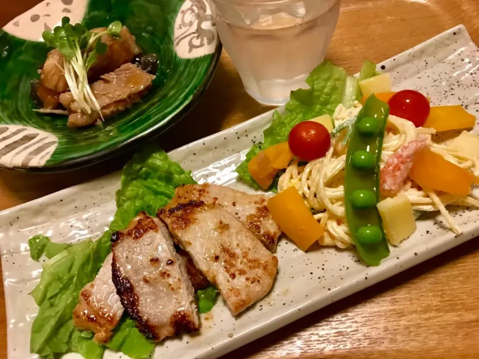 🍺私の晩酌セット🍶 今日も頑張った筋トレ後にカスベの煮こごりでコラーゲンもたくさん摂取！ポークでタンパク質。あとはピクルスのお酢も美味しいよね！   #今年度は頑張る👊✨ #washoku #郷土料理縁  #かすべのにこごり #筋トレ女子 #コラーゲン摂取完了 #うちごはん🍚 #自分ご飯が結局1番  #コリコリ食感|akiyo22さん