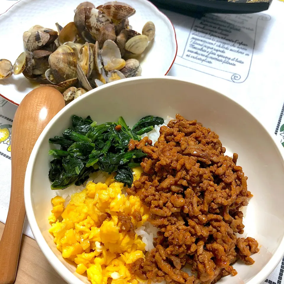 三食そぼろ丼とあさりの酒蒸し|おまめさん