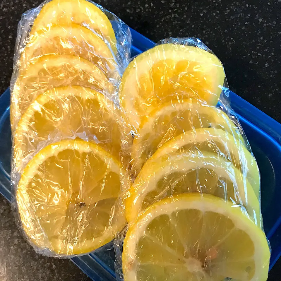 Snapdishの料理写真:レモンサワー用レモンを凍らせます🍋|シュトママさん