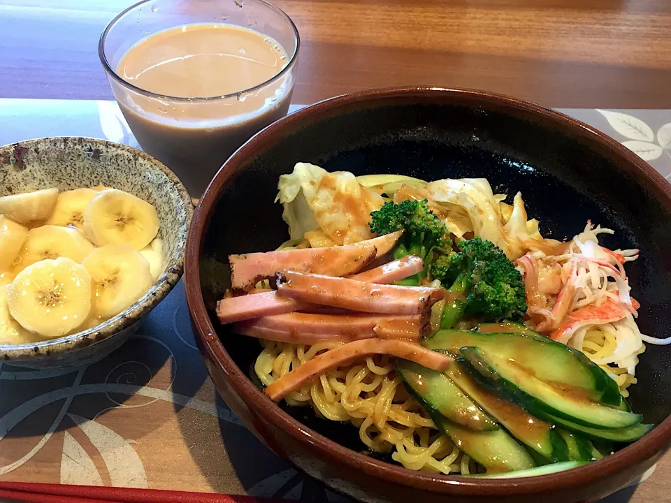 朝ごはん
冷やし中華ゴマだれ、バナナ添えヨーグルト、カフェオーレ|かよちゃんさん