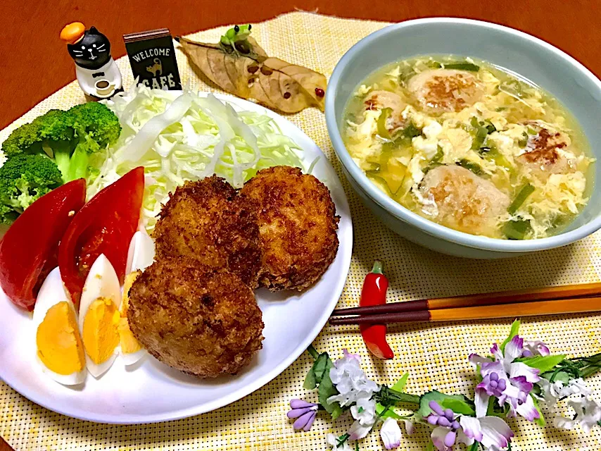 Snapdishの料理写真:メンチカツ&つくねの卵スープ😋🎵|バシュランさん