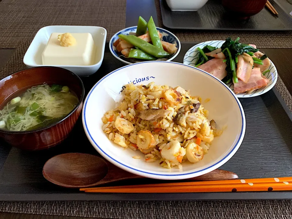 Snapdishの料理写真:頑張らない普通のご飯☆6/26朝ごはん
＊昨朝焼き鯖   →   鯖バター炒飯に
＊昨夜キャベツ千切り → 味噌汁具に
＊冷蔵庫内 → お皿へ（笑）
#朝ごはん#定食#炒飯 #低糖質調味料#糖質制限中#1型🔰
食べ物に感謝🙏ご馳走様でした🙏|あきさん