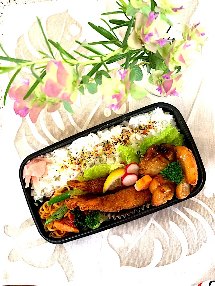 #お弁当 
 #部活男子お弁当。 
今日のお弁当
ナポリタン、エビフライ🦐グリルチキン|yukaさん
