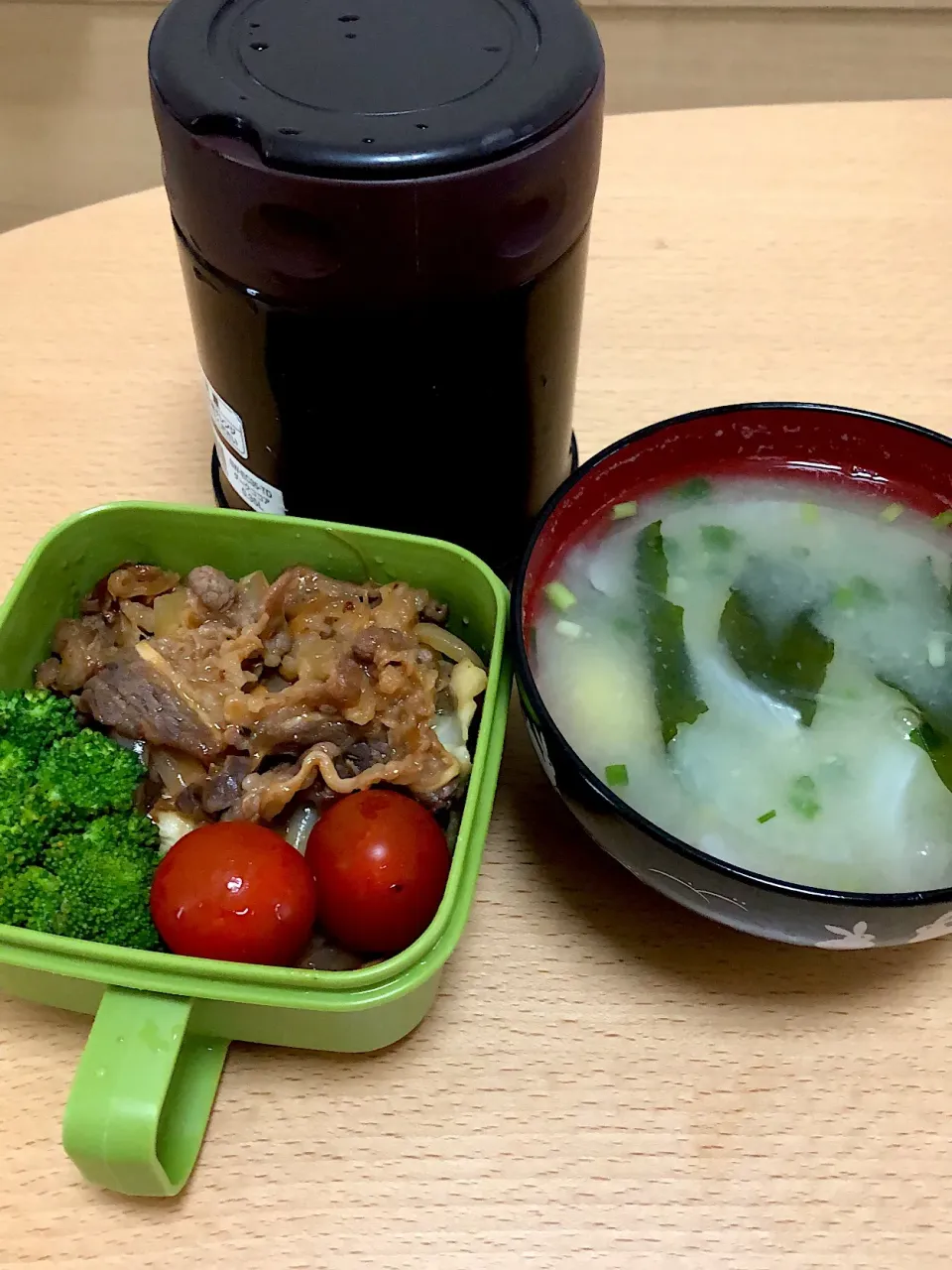 焼肉とじゃがいもとワカメの味噌汁|あるくさん