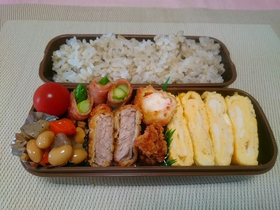 ☆今日のお弁当☆　パパのお弁当作り始めました。 卵焼き  海老フライ  トンカツ  アスパラベーコン  煮豆  ミニトマト|hamamaさん