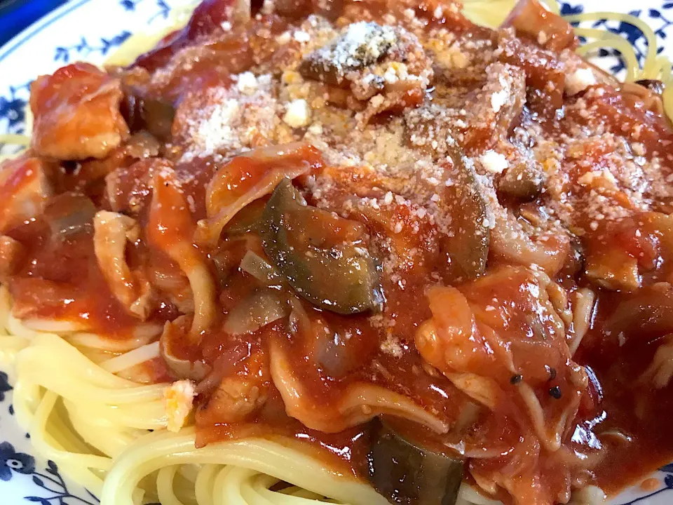 Snapdishの料理写真:鶏肉となすとしめじのトマトパスタ|かずえさん