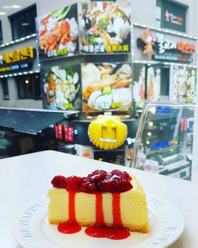 Cherry cheesecake @ Billy Angel Cake Company, Myeongdong|steven z.y.さん