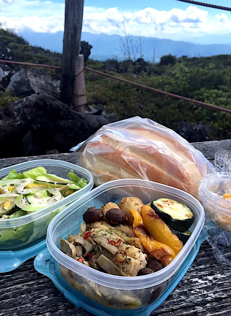 坪庭で昼ごはん☀️☀️☀️
お弁当を持って。
鶏もも肉のグリル きのこジェノバソースで。
野菜のグリル
高原野菜のサラダ  玉子サラダ
くらすわのふわふわのパン|ぽんたさん