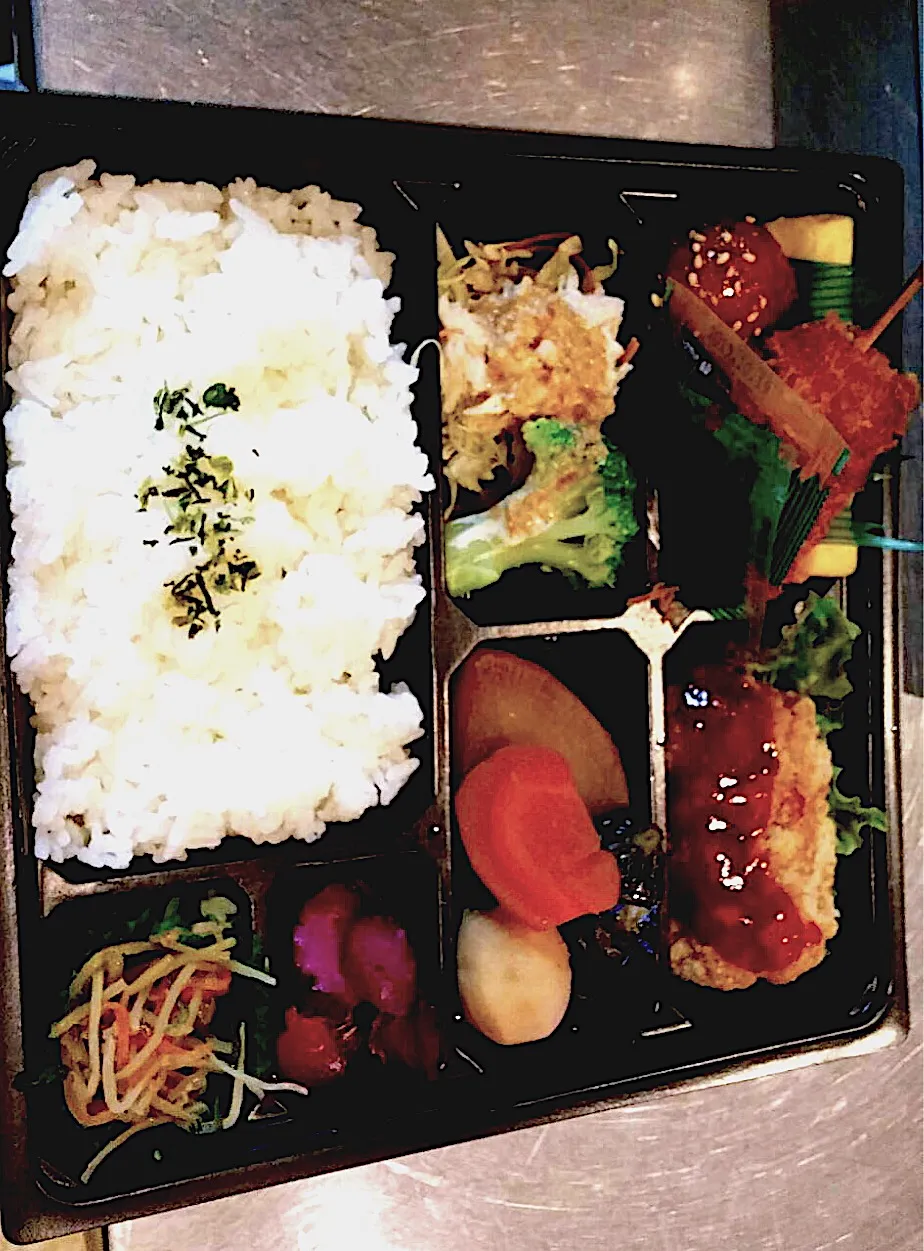 Snapdishの料理写真:レストランライラックお弁当3|nyama1さん