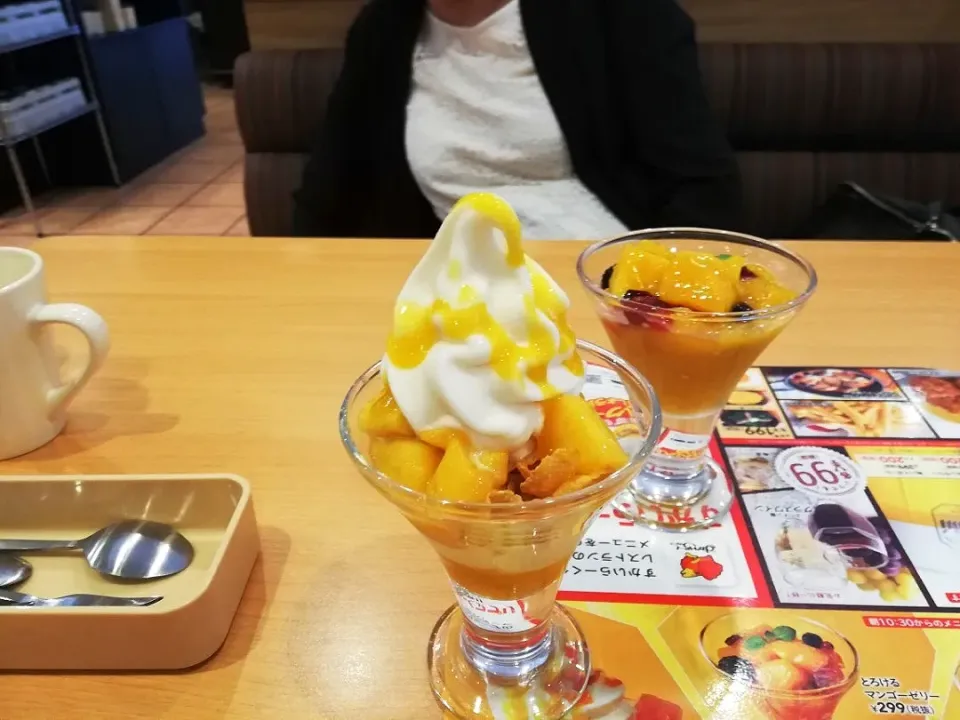 Snapdishの料理写真:ランチのあとのデザート🍨
マンゴーサンデーとゼリー😙|たえさん