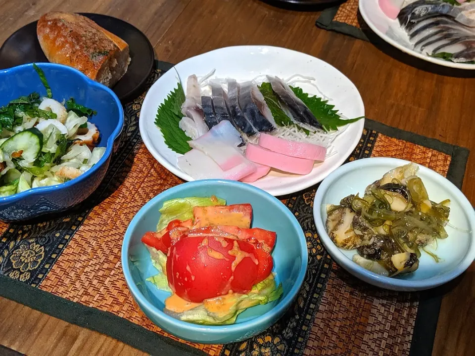 〆鯖とかまぼこ＆つぶわさび＆トマトサラダ＆キャベツとちくわの梅和え|まぐろさん