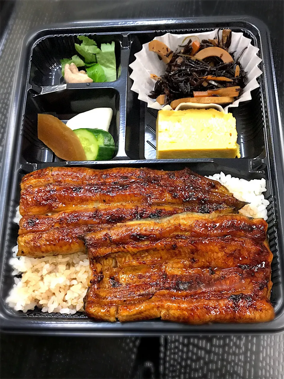 Snapdishの料理写真:お持ち帰り 鰻重弁当|料理長さん