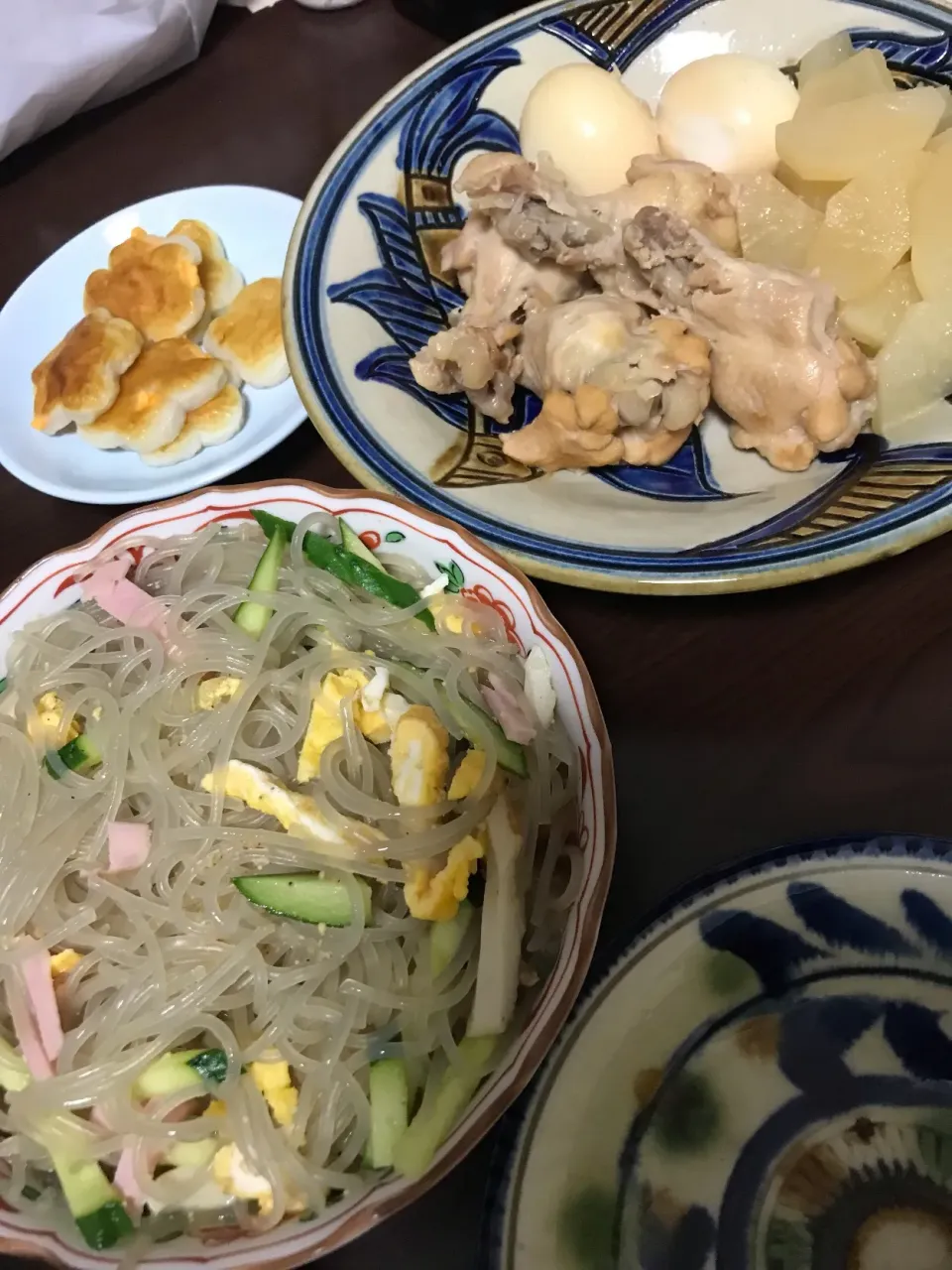 6月26日晩ご飯。手羽元のすっぱ煮、大量にできてしまった春雨サラダ、チーズインかまぼこ、お味噌汁。|あやさん