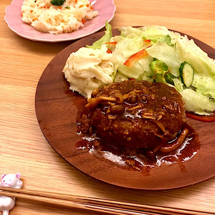 Snapdishの料理写真:きょうの夜ごはん #チーズインハンバーグ #じゃがアリゴ#サラダ#にんじんピラフ#おもてなしごはん|ゆかｕさん