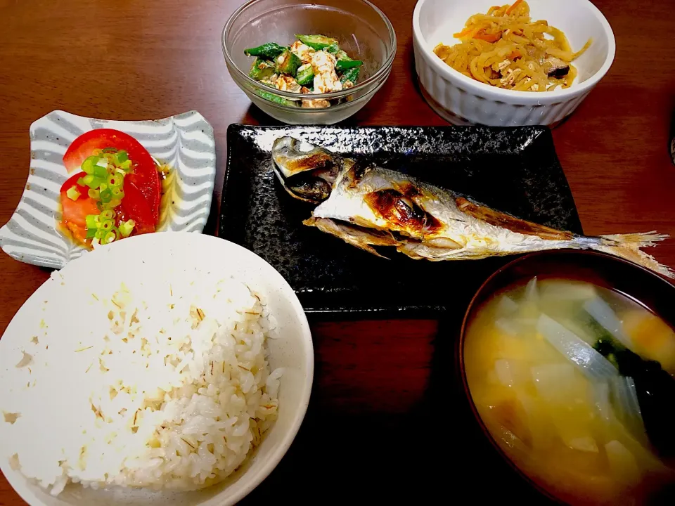 アジの塩焼き🐟
切り干し大根
オクラとクリームチーズのおかか和え
トマトサラダ🍅
わかめとおふと玉ねぎのお味噌汁|m-amさん