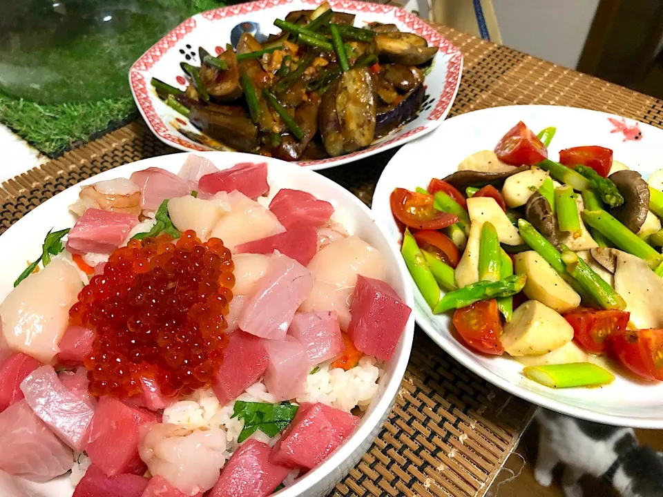 Snapdishの料理写真:本鮪のちらし寿司  アスパラとエリンギのハーブソルト炒め  茄子の肉味噌炒め|石川洋子さん