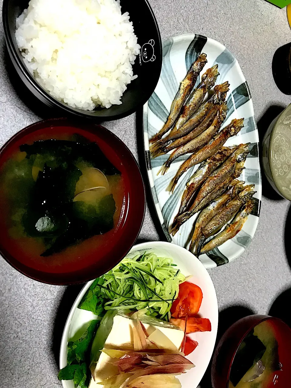 完全に夏の味がした #夕飯  お粥白米、魚、貝とワカメの味噌汁、細切りキュウリ浅漬けトマトしそミョーガ冷奴(胡麻と塩で)|ms903さん