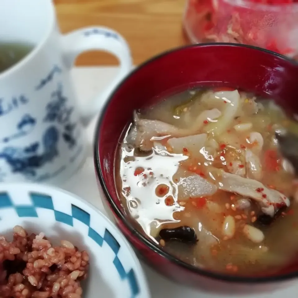 Snapdishの料理写真:薬膳鍋🥢
寝かせ玄米
カテキン茶🍵
我が家の定番メニュー😋|エスニックナーサーンさん