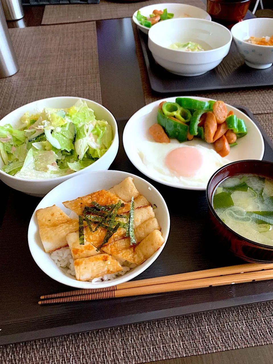 頑張らない普通のご飯☆6/27朝ごはん
うな重が食べたい息子のリクエスト→
        2分で完成   ちくわ丼 🤣🤣🤣
 #朝ごはん  #定食 #丼物#低糖質調味料#糖質制限中#1型🔰
食べ物に感謝🙏ご馳走様でした🙏|あきさん