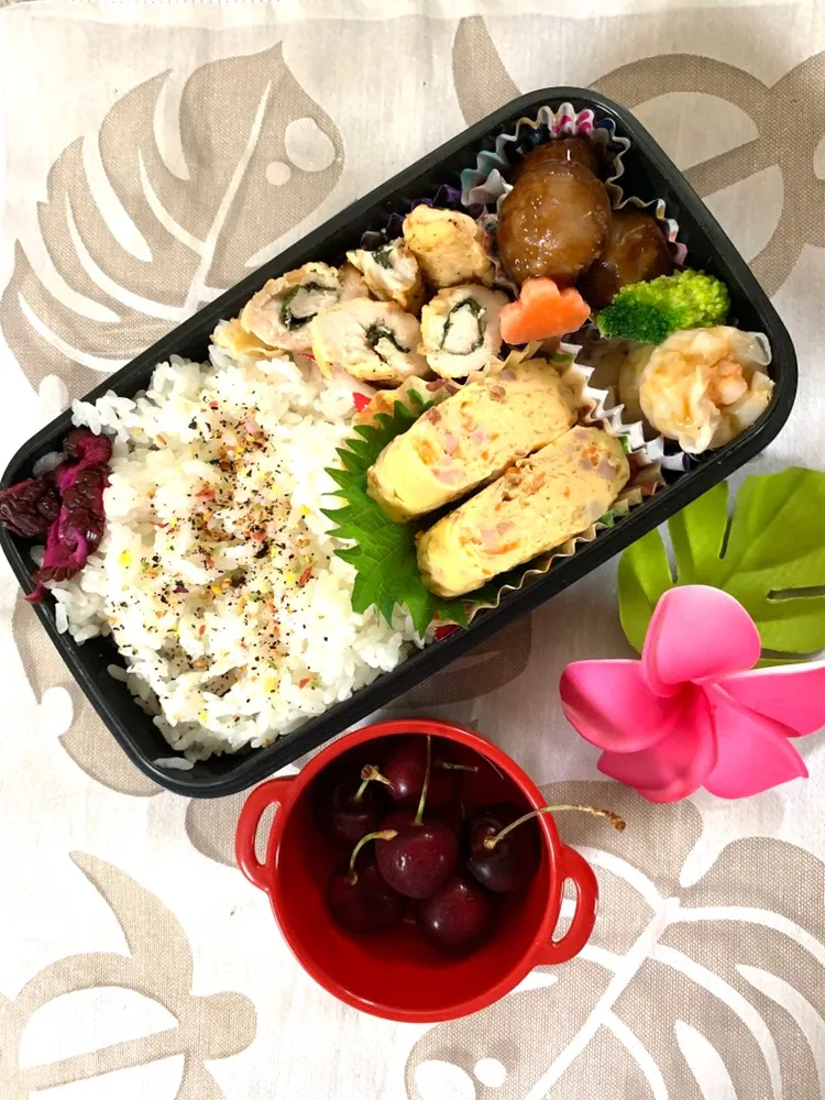 #お弁当 
 #部活男子お弁当。 
今日のお弁当
キッシュ風玉子焼、胸肉のしそ巻き、エビ焼売、ミートボール。|yukaさん