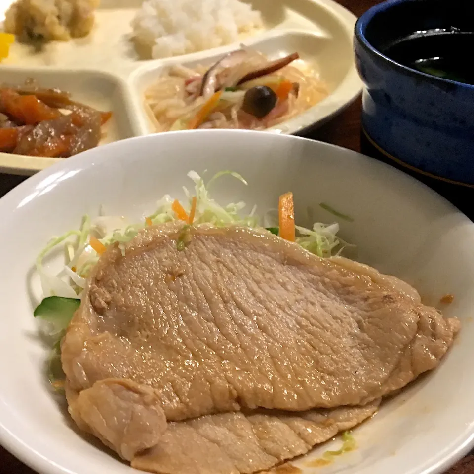 昼ごはん☀️☀️🔆
焼肉  キャベツ  春雨サラダ  鶏ごぼう  ポテサラ  たくあん|ぽんたさん